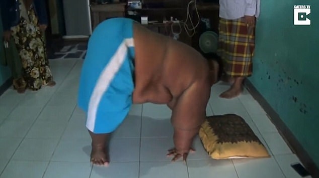 Bé trai 10 tuổi nặng 190kg vì nghiện nước ngọt và mì ăn liền Be trai 10 tuoi nang 190kg vi nghien nuoc ngot va mi an lien