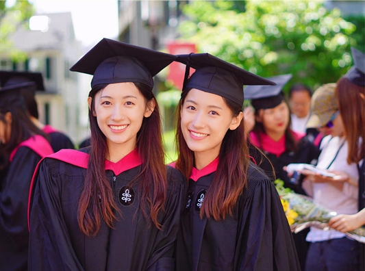 Cặp song sinh xinh đẹp cùng tốt nghiệp Thạc sĩ trường Harvard Cap song sinh xinh dep cung tot nghiep Thac si truong Harvard