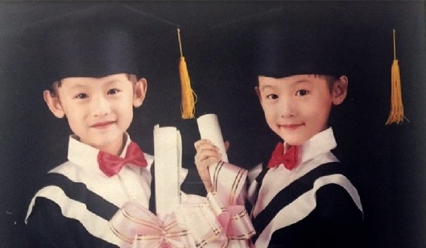 Cặp song sinh xinh đẹp cùng tốt nghiệp Thạc sĩ trường Harvard Cap song sinh xinh dep cung tot nghiep Thac si truong Harvard