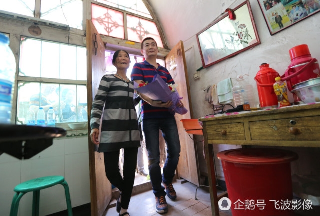 Cậu bé bị bắt cóc năm 4 tuổi trở về với mẹ sau 32 năm Cau be bi bat coc nam 4 tuoi tro ve voi me sau 32 nam