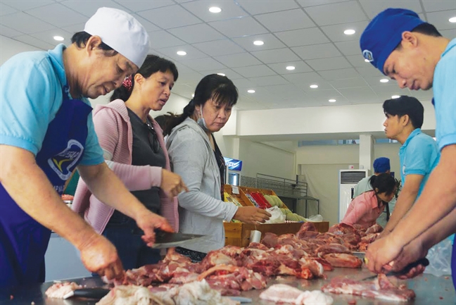 Giá thịt heo bán lẻ xấp xỉ 1/2 giá thị trường, dân đi mua từ 2 giờ sáng Gia thit heo ban le xap xi 1/2 gia thi truong, dan di mua tu 2 gio sang