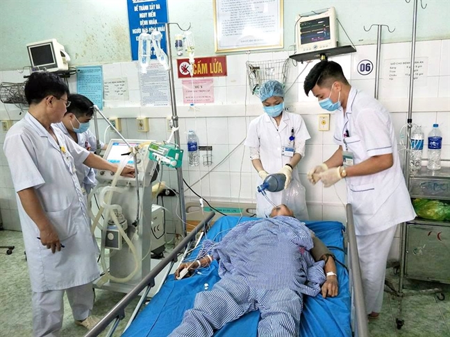 Hôn mê, nguy kịch vì gặt lúa giữa nắng nóng hơn 40 độ C Hon me, nguy kich vi gat lua giua nang nong hon 40 do C