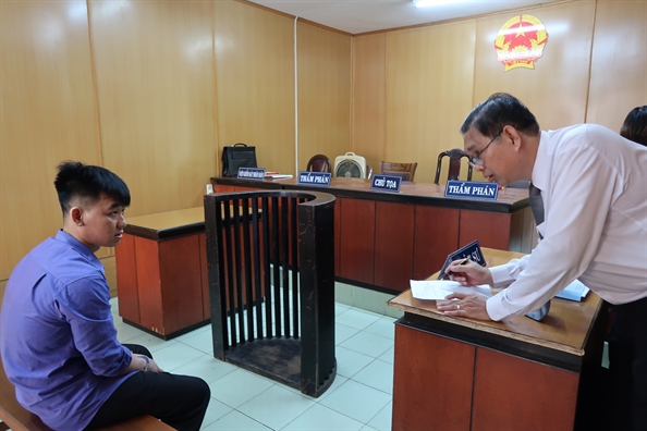 Ly kỳ đại gia xin tội cho kẻ trộm, tố công an tráo tang vật Ly ky dai gia xin toi cho ke trom, to cong an trao tang vat