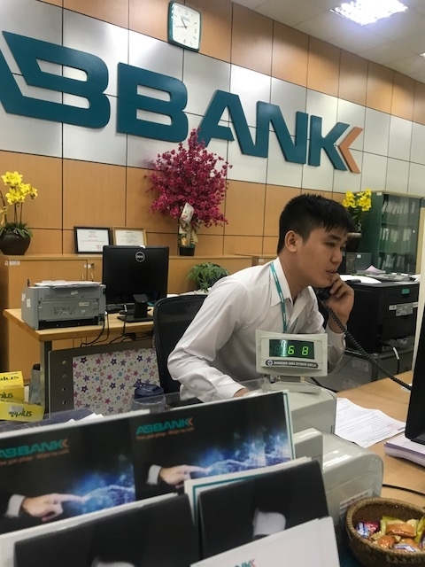 Khách rút 25 tỷ đồng nhưng chỉ được kiểm đếm 16 tỷ đồng Khach rut 25 ty dong nhung chi duoc kiem dem 16 ty dong