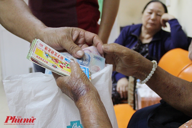 Mẹ già suy thận nặng bán vé số nuôi con tâm thần Me gia suy than nang ban ve so nuoi con tam than