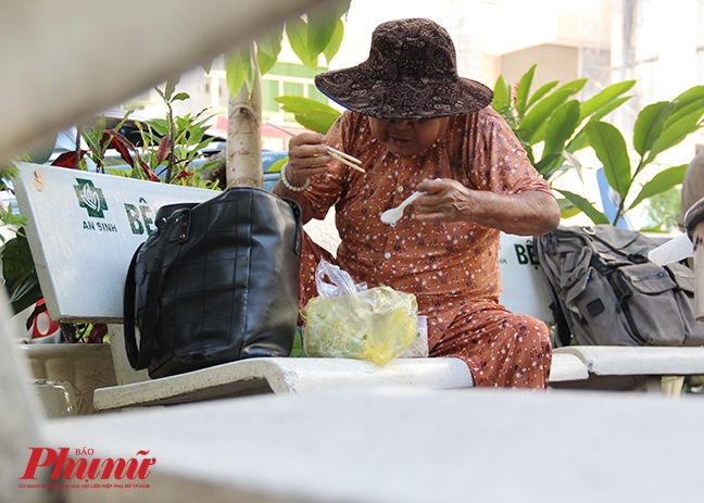 Mẹ già suy thận nặng bán vé số nuôi con tâm thần Me gia suy than nang ban ve so nuoi con tam than