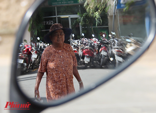 Mẹ già suy thận nặng bán vé số nuôi con tâm thần Me gia suy than nang ban ve so nuoi con tam than