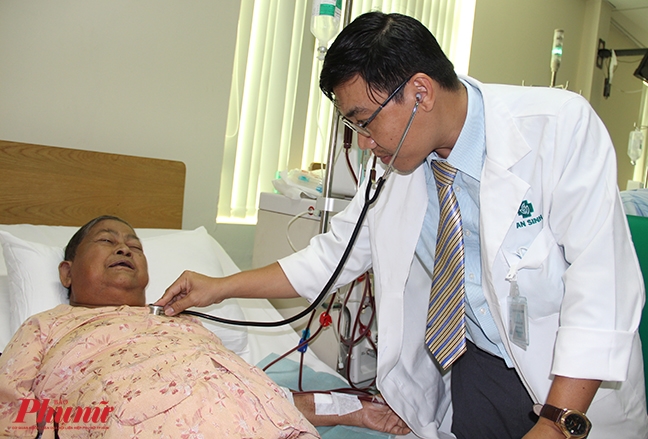 Mẹ già suy thận nặng bán vé số nuôi con tâm thần Me gia suy than nang ban ve so nuoi con tam than