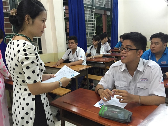 Ngày đầu thi THPT quốc gia: Bộ đang chọn sự 'an toàn'? Ngay dau thi THPT quoc gia: Bo dang chon su 'an toan'?