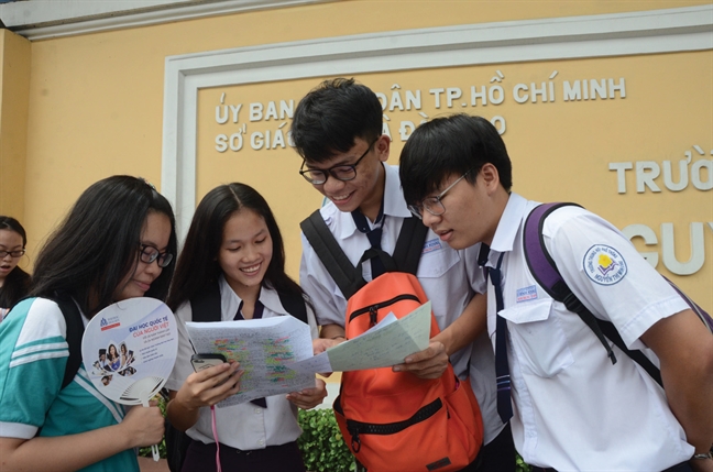 Ngày đầu thi THPT quốc gia: Bộ đang chọn sự 'an toàn'? Ngay dau thi THPT quoc gia: Bo dang chon su 'an toan'?
