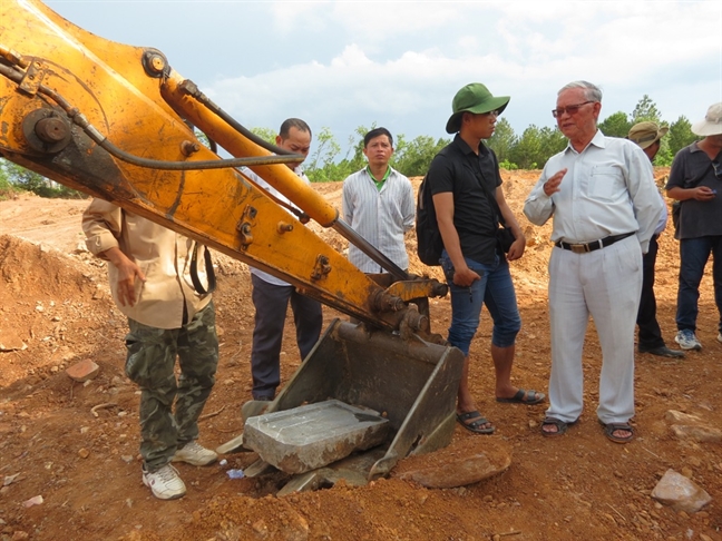 Đơn vị cày nát khu lăng mộ nghi là vợ vua Tự Đức khi chưa được bàn giao quỹ đất Don vi cay nat khu lang mo nghi la vo vua Tu Duc khi chua duoc ban giao quy dat