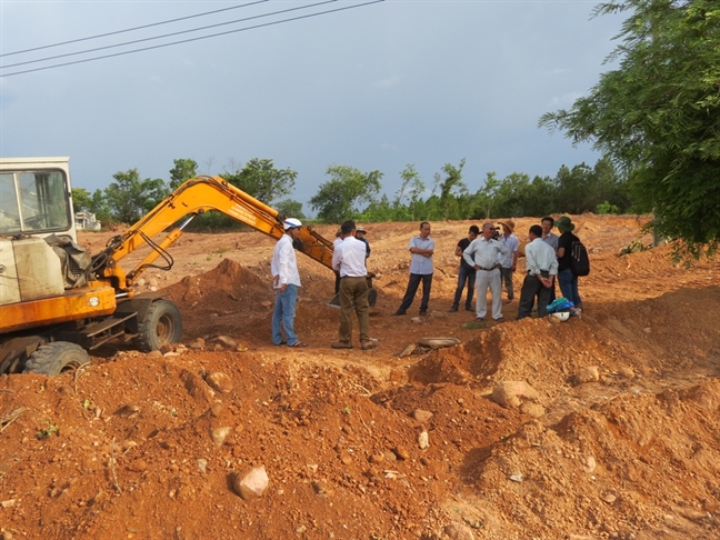 Đơn vị cày nát khu lăng mộ nghi là vợ vua Tự Đức khi chưa được bàn giao quỹ đất Don vi cay nat khu lang mo nghi la vo vua Tu Duc khi chua duoc ban giao quy dat