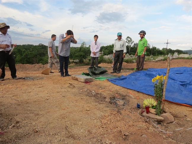Đơn vị cày nát khu lăng mộ nghi là vợ vua Tự Đức khi chưa được bàn giao quỹ đất Don vi cay nat khu lang mo nghi la vo vua Tu Duc khi chua duoc ban giao quy dat