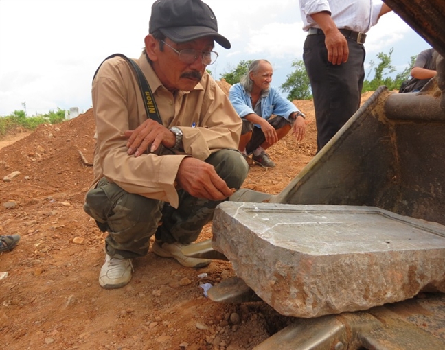 Đơn vị cày nát khu lăng mộ nghi là vợ vua Tự Đức khi chưa được bàn giao quỹ đất Don vi cay nat khu lang mo nghi la vo vua Tu Duc khi chua duoc ban giao quy dat