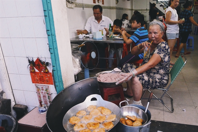 Quán cơm tấm nức danh cầu chữ Y ở Sài Gòn Quan com tam nuc danh cau chu Y o Sai Gon