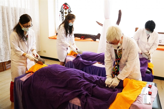 Người thích massage bằng dao có tâm lý không bình thường Nguoi thich massage bang dao co tam ly khong binh thuong