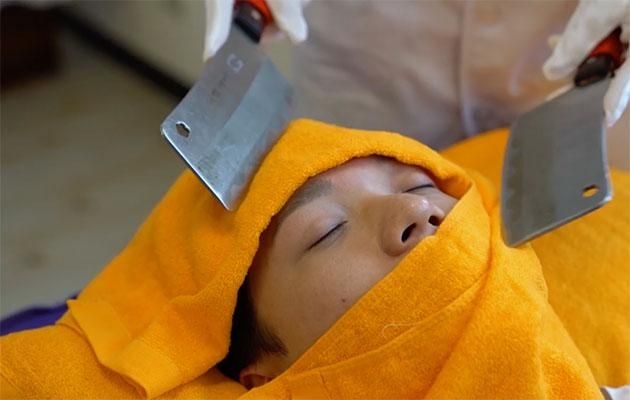 Người thích massage bằng dao có tâm lý không bình thường Nguoi thich massage bang dao co tam ly khong binh thuong