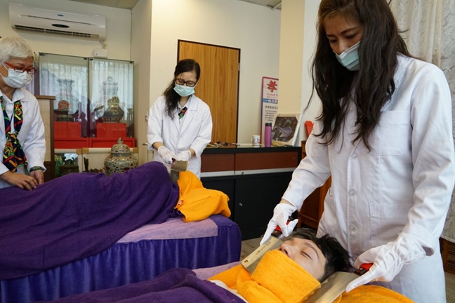 Người thích massage bằng dao có tâm lý không bình thường Nguoi thich massage bang dao co tam ly khong binh thuong