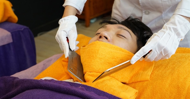 Người thích massage bằng dao có tâm lý không bình thường Nguoi thich massage bang dao co tam ly khong binh thuong