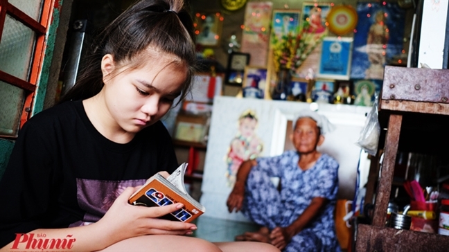 Bà lão gần 80 tuổi 'chở con chữ' cho cháu nhờ gánh ve chai cao quá đầu Ba lao gan 80 tuoi 'cho con chu' cho chau nho ganh ve chai cao qua dau