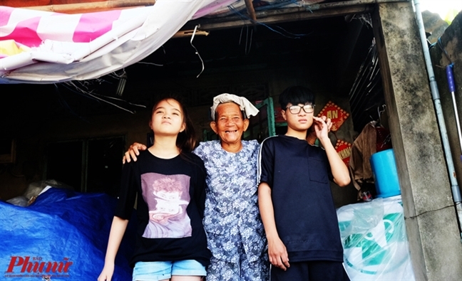 Bà lão gần 80 tuổi 'chở con chữ' cho cháu nhờ gánh ve chai cao quá đầu Ba lao gan 80 tuoi 'cho con chu' cho chau nho ganh ve chai cao qua dau