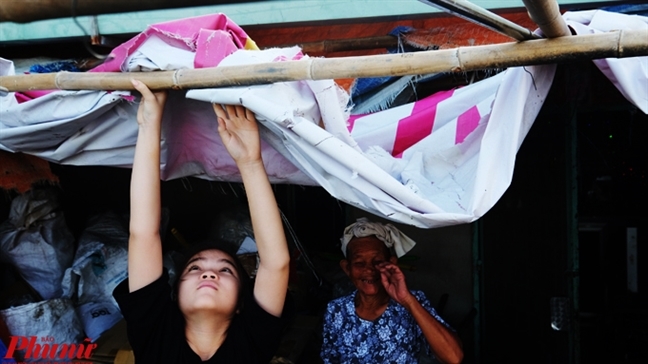 Bà lão gần 80 tuổi 'chở con chữ' cho cháu nhờ gánh ve chai cao quá đầu Ba lao gan 80 tuoi 'cho con chu' cho chau nho ganh ve chai cao qua dau