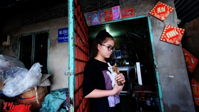 Bà lão gần 80 tuổi 'chở con chữ' cho cháu nhờ gánh ve chai cao quá đầu Ba lao gan 80 tuoi 'cho con chu' cho chau nho ganh ve chai cao qua dau
