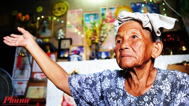 Bà lão gần 80 tuổi 'chở con chữ' cho cháu nhờ gánh ve chai cao quá đầu Ba lao gan 80 tuoi 'cho con chu' cho chau nho ganh ve chai cao qua dau