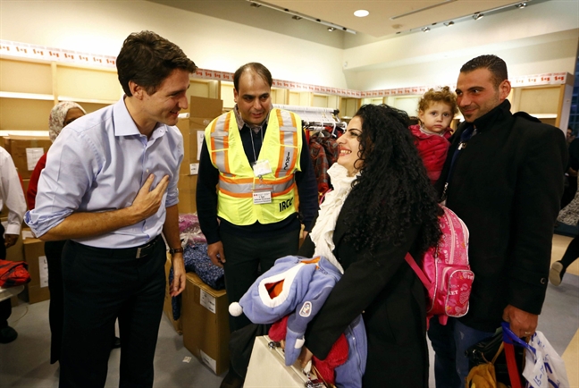 Thủ tướng Canada rơi nước mắt khi hội ngộ với người tị nạn Syria Thu tuong Canada roi nuoc mat khi hoi ngo voi nguoi ti nan Syria