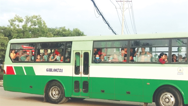 Trần ai những chuyến xe đưa rước công nhân: Chuyến xe 'bão táp' Tran ai nhung chuyen xe dua ruoc cong nhan: Chuyen xe 'bao tap'
