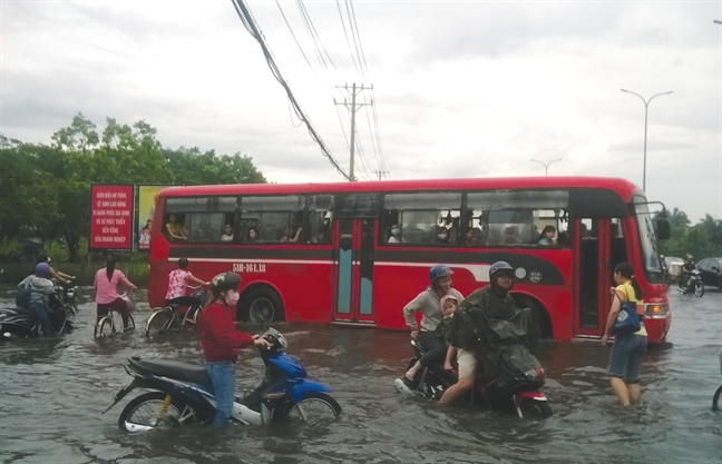 Trần ai những chuyến xe đưa rước công nhân: Chuyến xe 'bão táp' Tran ai nhung chuyen xe dua ruoc cong nhan: Chuyen xe 'bao tap'