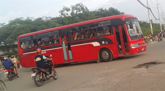 Trần ai những chuyến xe đưa rước công nhân: Chuyến xe 'bão táp' Tran ai nhung chuyen xe dua ruoc cong nhan: Chuyen xe 'bao tap'