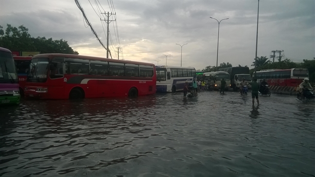 Trần ai những chuyến xe đưa rước công nhân: Chuyến xe 'bão táp' Tran ai nhung chuyen xe dua ruoc cong nhan: Chuyen xe 'bao tap'