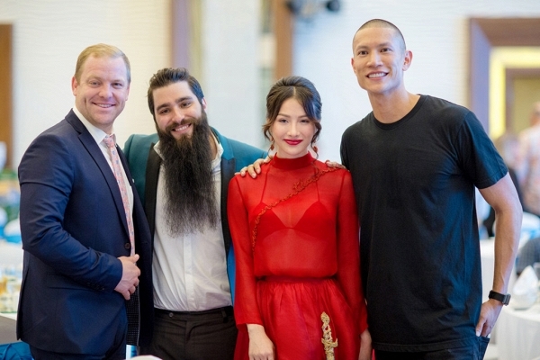 Yaya Trương Nhi: Đạo diễn Kong rất buồn vì nhiều người muốn 'thúc' anh đi Yaya Truong Nhi: Dao dien Kong rat buon vi nhieu nguoi muon 'thuc' anh di