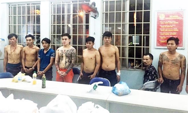 Nhóm giang hồ chuyên thu tiền người chuyển giới bán dâm trước cổng trường Nhom giang ho chuyen thu tien nguoi chuyen gioi ban dam truoc cong truong