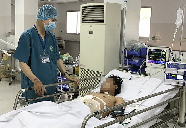 12 giờ khuya, hơn 10 bác sĩ hợp lực cứu chàng trai bị xé rách gan, dập lách 12 gio khuya, hon 10 bac si hop luc cuu chang trai bi xe rach gan, dap lach