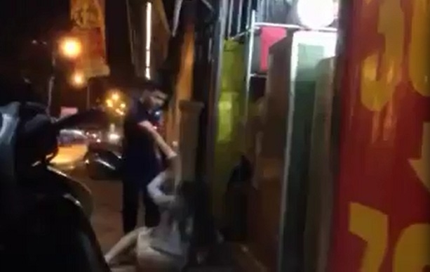 Dân mạng 'ném đá' ông chồng rút súng dọa vợ để cứu... bồ Dan mang 'nem da' ong chong rut sung doa vo de cuu... bo