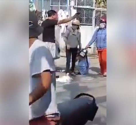 Dân mạng 'ném đá' ông chồng rút súng dọa vợ để cứu... bồ Dan mang 'nem da' ong chong rut sung doa vo de cuu... bo