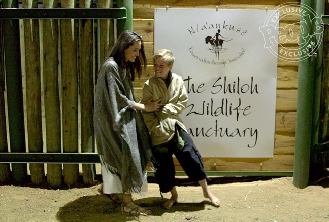 Angelina Jolie dắt các con đi mua sắm trước tin đồn bí mật hẹn Brad Pitt Angelina Jolie dat cac con di mua sam truoc tin don bi mat hen Brad Pitt
