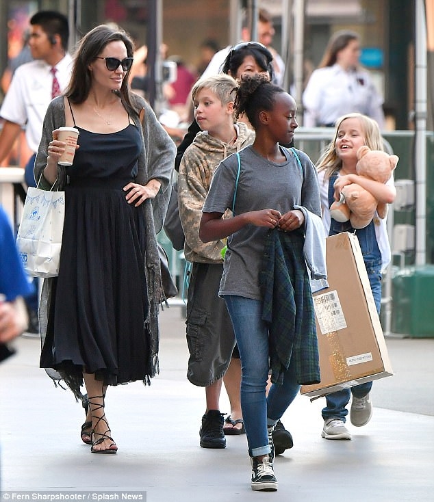 Angelina Jolie dắt các con đi mua sắm trước tin đồn bí mật hẹn Brad Pitt Angelina Jolie dat cac con di mua sam truoc tin don bi mat hen Brad Pitt