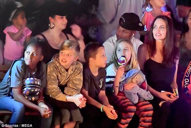 Angelina Jolie dắt các con đi mua sắm trước tin đồn bí mật hẹn Brad Pitt Angelina Jolie dat cac con di mua sam truoc tin don bi mat hen Brad Pitt