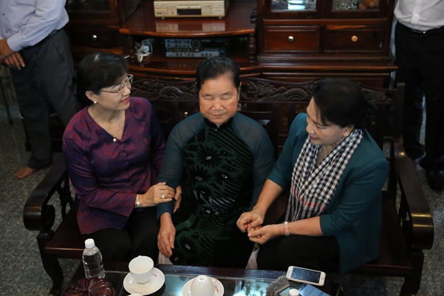 Chủ tịch Quốc hội Nguyễn Thị Kim Ngân thăm, tặng quà gia đình liệt sĩ, thương binh tại TP.HCM Chu tich Quoc hoi Nguyen Thi Kim Ngan tham, tang qua gia dinh liet si, thuong binh tai TP.HCM