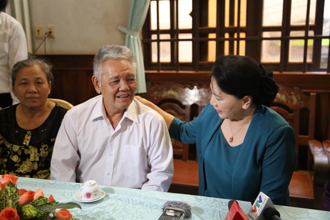 Chủ tịch Quốc hội Nguyễn Thị Kim Ngân thăm, tặng quà gia đình liệt sĩ, thương binh tại TP.HCM Chu tich Quoc hoi Nguyen Thi Kim Ngan tham, tang qua gia dinh liet si, thuong binh tai TP.HCM
