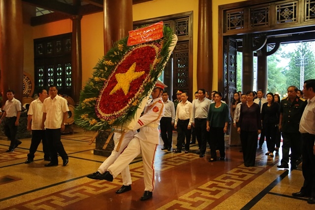 Chủ tịch Quốc hội Nguyễn Thị Kim Ngân thăm, tặng quà gia đình liệt sĩ, thương binh tại TP.HCM Chu tich Quoc hoi Nguyen Thi Kim Ngan tham, tang qua gia dinh liet si, thuong binh tai TP.HCM