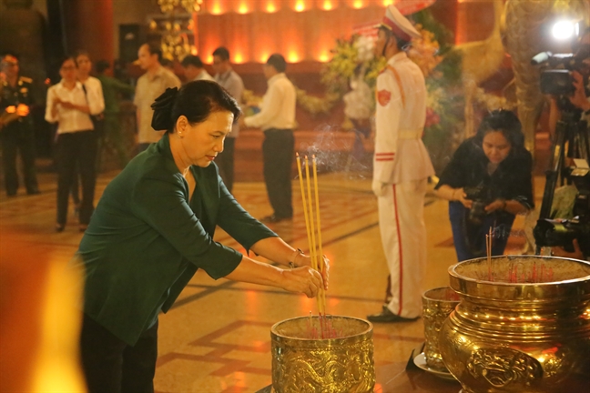 Chủ tịch Quốc hội Nguyễn Thị Kim Ngân thăm, tặng quà gia đình liệt sĩ, thương binh tại TP.HCM Chu tich Quoc hoi Nguyen Thi Kim Ngan tham, tang qua gia dinh liet si, thuong binh tai TP.HCM