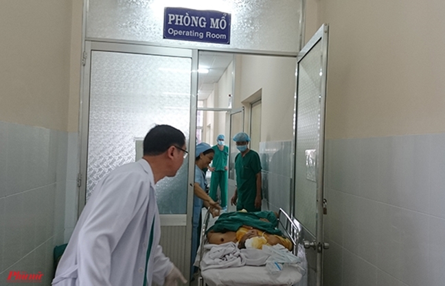 Còn vài tháng ra trường, nam sinh viên ham học bị điện giật cháy sâu vào xương sọ Con vai thang ra truong, nam sinh vien ham hoc bi dien giat chay sau vao xuong so