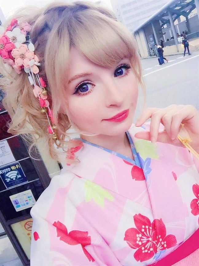Cô gái Anh xinh đẹp vượt qua mặc cảm khi hóa thân thành búp bê Nhật Co gai Anh xinh dep vuot qua mac cam khi hoa than thanh bup be Nhat