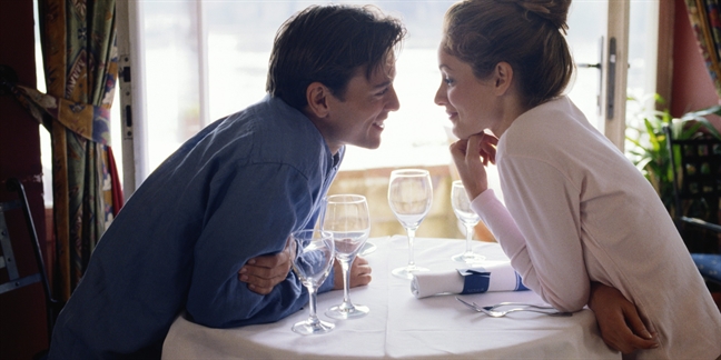 Đàn bà dẫu bao nhiêu tuổi cứ thấy lấp lánh là say sưa quên cả lối về? Dan ba dau bao nhieu tuoi cu thay lap lanh la say sua quen ca loi ve?