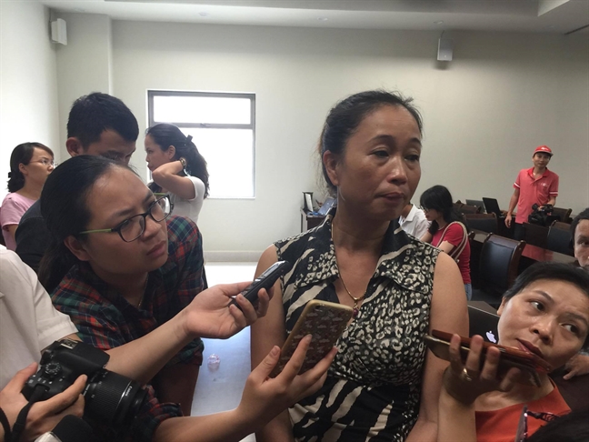 Bé trai 1 tuổi bị bạo hành đã qua cơn nguy kịch Be trai 1 tuoi bi bao hanh da qua con nguy kich