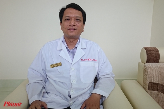Bé trai bị giật cơ mặt, nôn ói nghi do chơi điện thoại, iPad quá nhiều Be trai bi giat co mat, non oi nghi do choi dien thoai, iPad qua nhieu